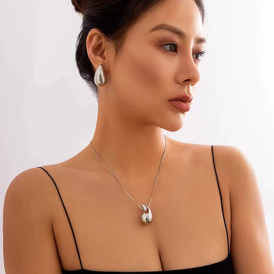 Larmes de Lune Earrings & Necklace Set